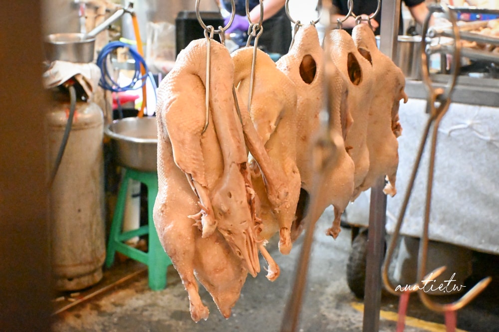 【中和】景安站｜周記鵝肉安，超嫩鮮甜鹹水鵝，和平街黃昏市場排隊美食