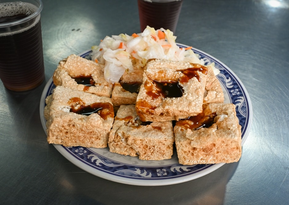 【台中】東區｜花蓮水尾臭豆腐，台中人氣炸臭豆腐，蒜味爆擊，外酥內軟會爆汁，免費古早味紅茶湯品超加分