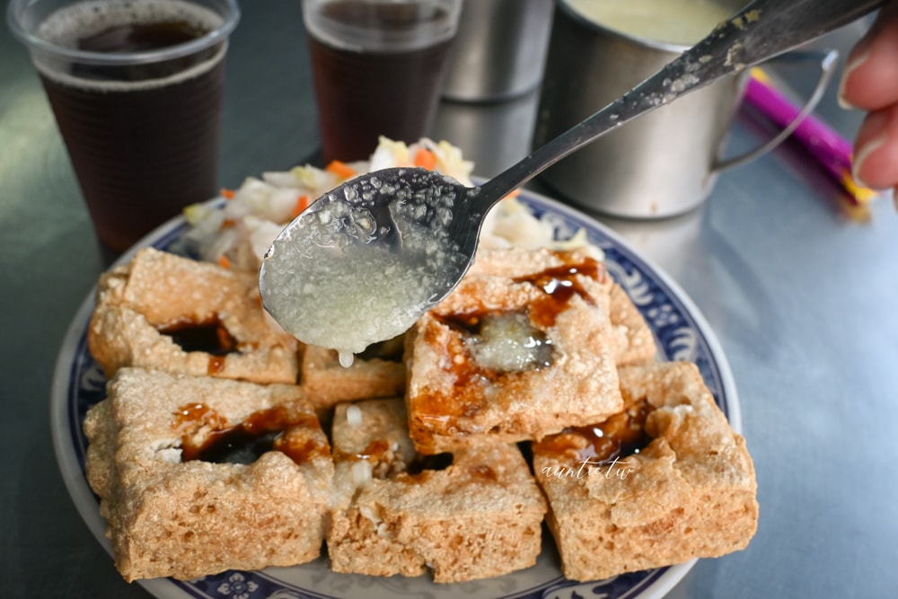 【台中】東區｜花蓮水尾臭豆腐，台中人氣炸臭豆腐，蒜味爆擊，外酥內軟會爆汁，免費古早味紅茶湯品超加分