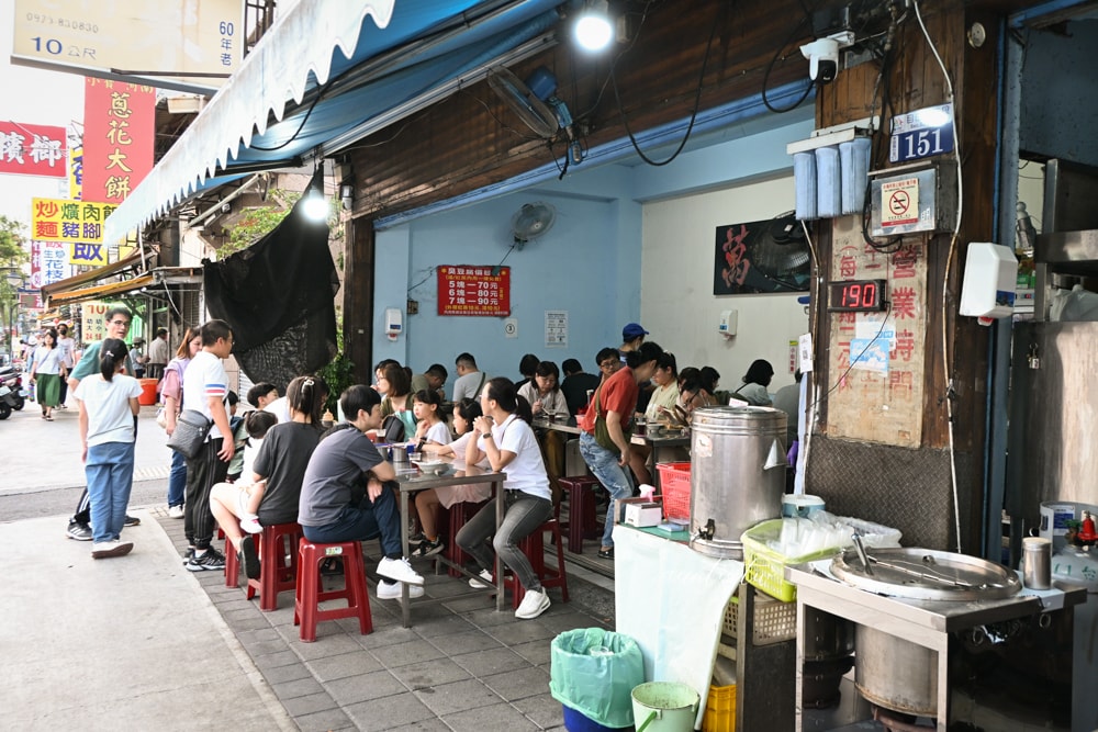 【台中】東區｜花蓮水尾臭豆腐，台中人氣炸臭豆腐，蒜味爆擊，外酥內軟會爆汁，免費古早味紅茶湯品超加分