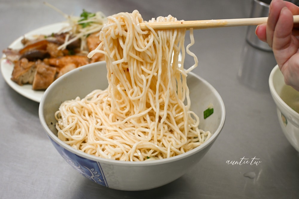 【基隆美食】基隆智光乾拌麵｜從永和吃到基隆，味道沒變還多了吉古拉