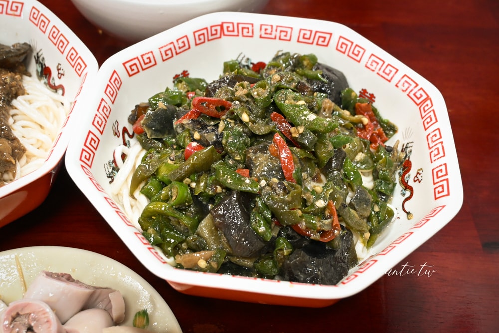 【台北】港墘站｜老皮の麵館，台北皮蛋麵推薦，隱藏版吃法大公開！