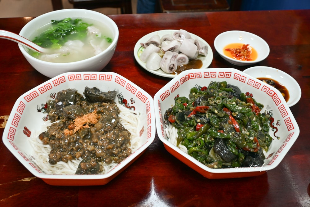 【台北】港墘站｜老皮の麵館，台北皮蛋麵推薦，隱藏版吃法大公開！