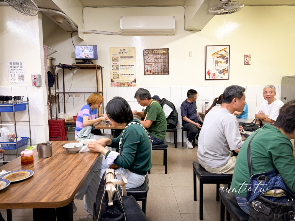 【基隆】仁愛區｜長腳麵食，70年古早味乾麵老店，招牌豬腳＋孝三路大腸圈黑白切完美吃法推薦