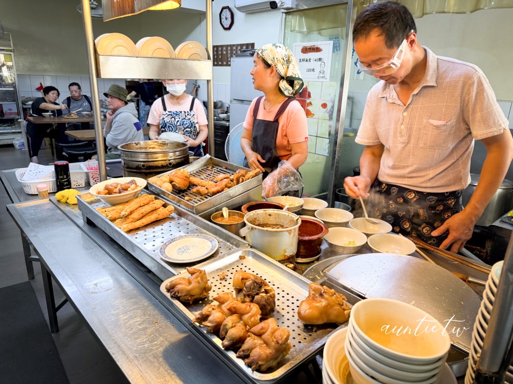 【基隆】仁愛區｜長腳麵食，70年古早味乾麵老店，招牌豬腳＋孝三路大腸圈黑白切完美吃法推薦