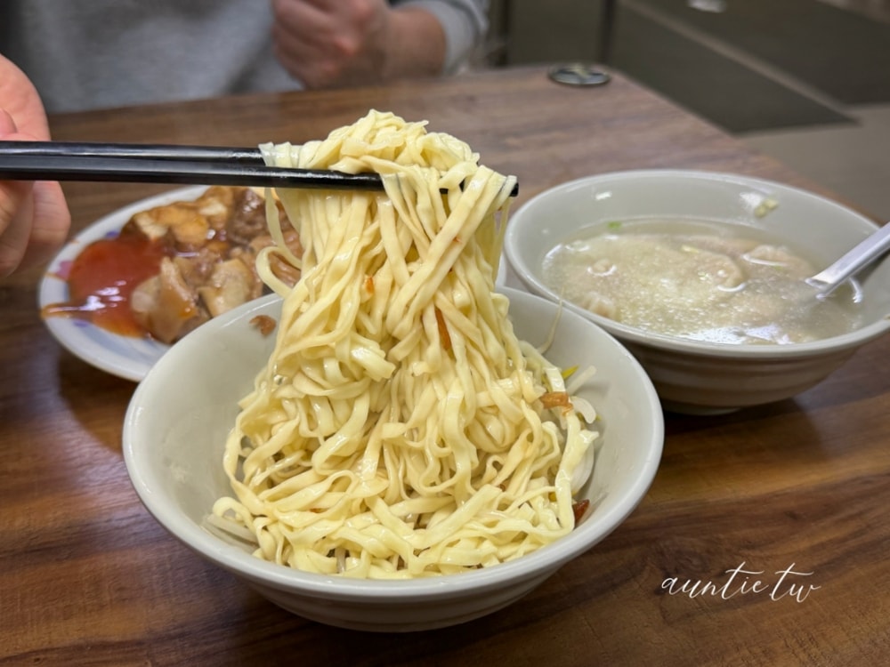 【基隆】仁愛區｜長腳麵食，70年古早味乾麵老店，招牌豬腳＋孝三路大腸圈黑白切完美吃法推薦