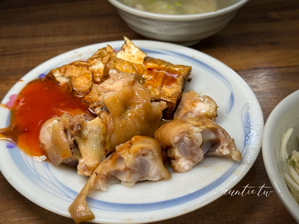 【基隆】仁愛區｜長腳麵食，70年古早味乾麵老店，招牌豬腳＋孝三路大腸圈黑白切完美吃法推薦