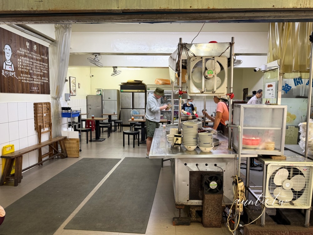 【基隆】仁愛區｜長腳麵食，70年古早味乾麵老店，招牌豬腳＋孝三路大腸圈黑白切完美吃法推薦