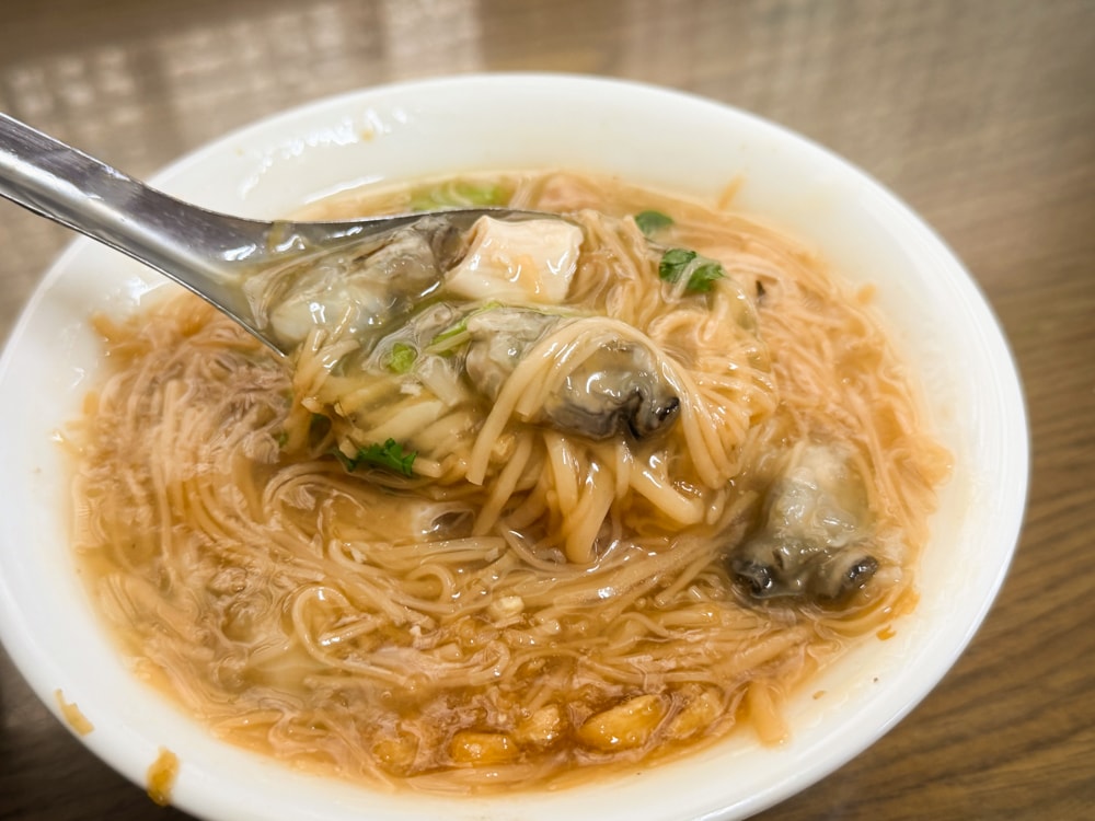【新北】板橋｜油庫口麵線，板橋新埔站必吃，綜合麵線＋香腸剝大蒜的日常儀式感