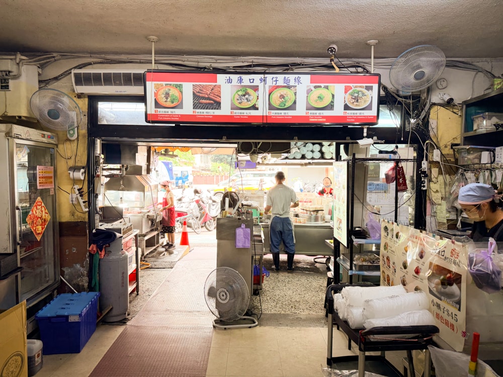 【新北】板橋｜油庫口麵線，板橋新埔站必吃，綜合麵線＋香腸剝大蒜的日常儀式感