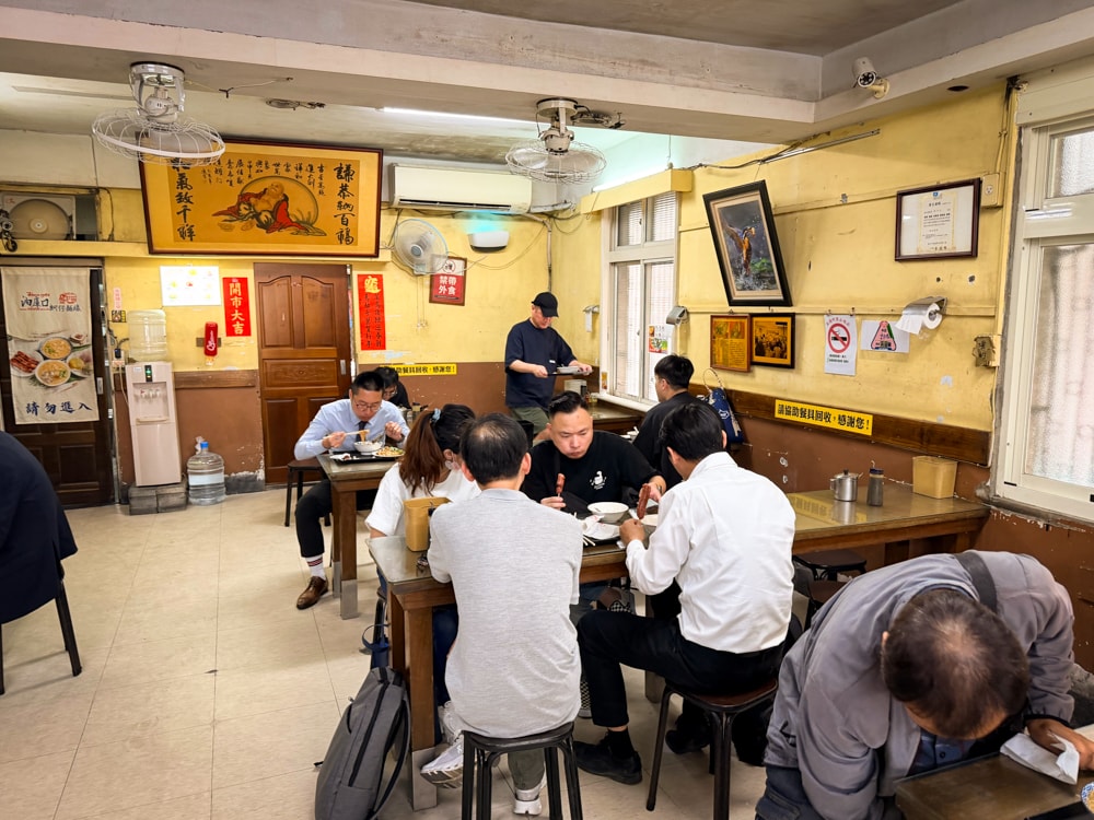 【新北】板橋｜油庫口麵線，板橋新埔站必吃，綜合麵線＋香腸剝大蒜的日常儀式感