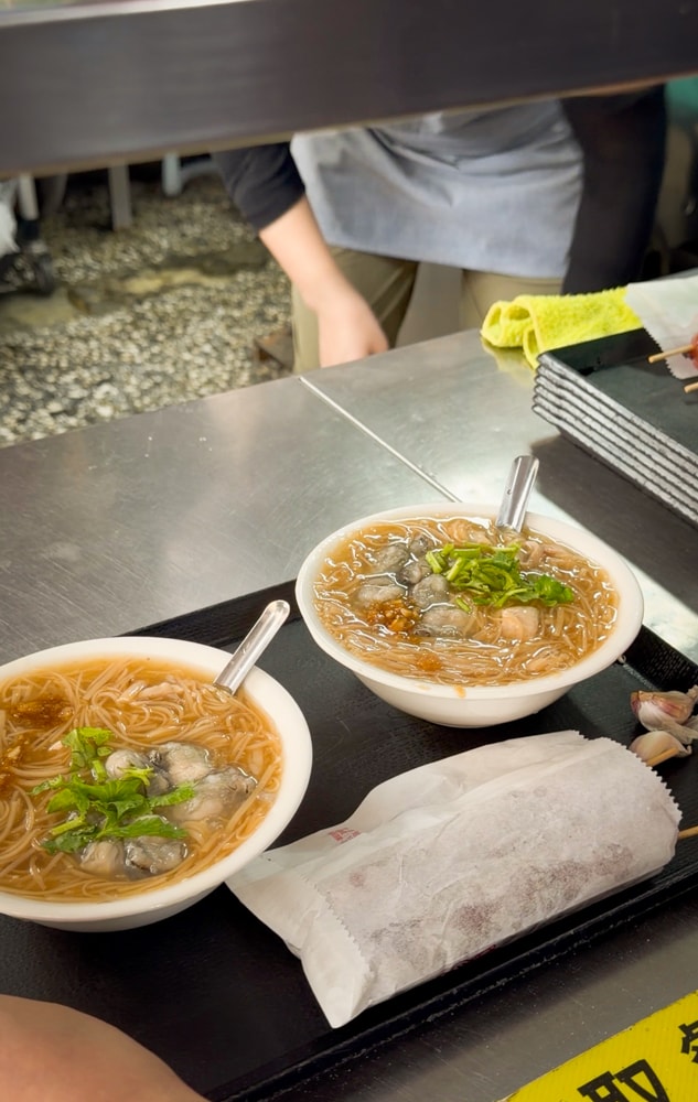 【新北】板橋｜油庫口麵線，板橋新埔站必吃，綜合麵線＋香腸剝大蒜的日常儀式感