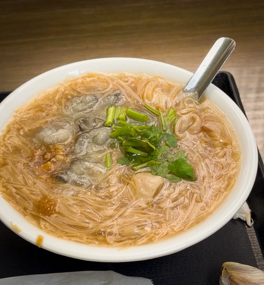 【新北】板橋｜油庫口麵線，板橋新埔站必吃，綜合麵線＋香腸剝大蒜的日常儀式感
