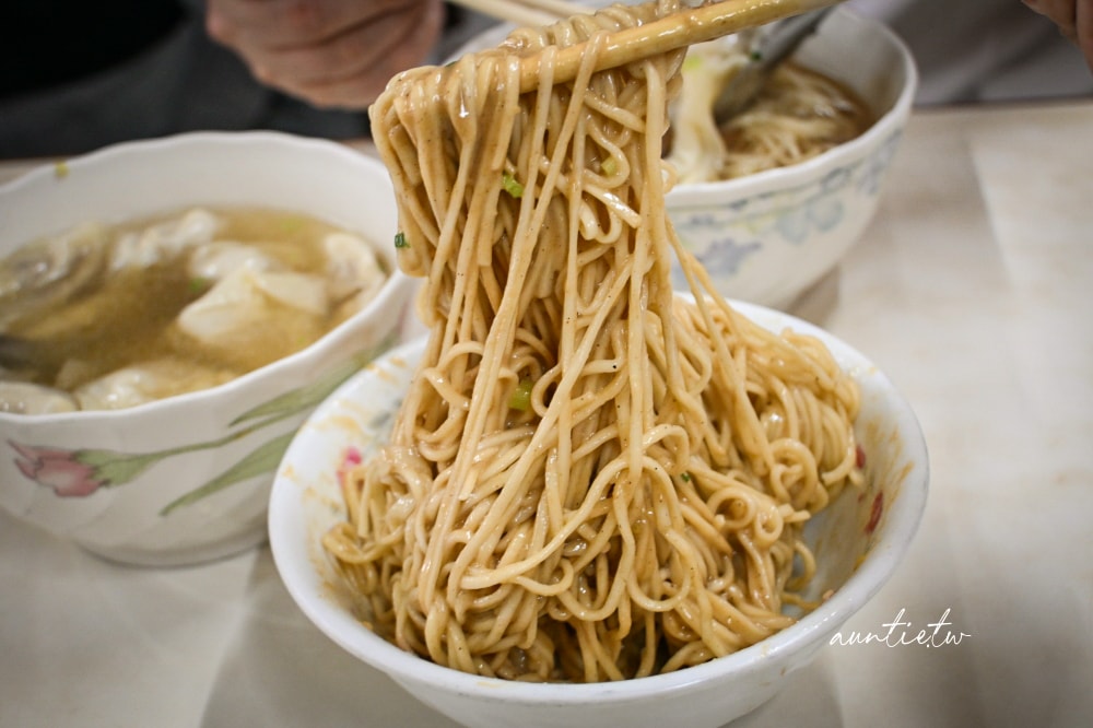 【宜蘭】復興路炸醬麵，細軟麻醬麵，排隊人潮越來越誇張啦！