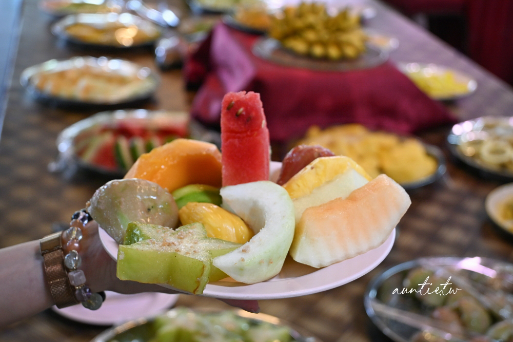 【馬來西亞旅遊】柔佛州｜迪沙魯水果園，走進熱帶果園大嗑水果 Buffet，近距離小動物互動還有刺激越野車！