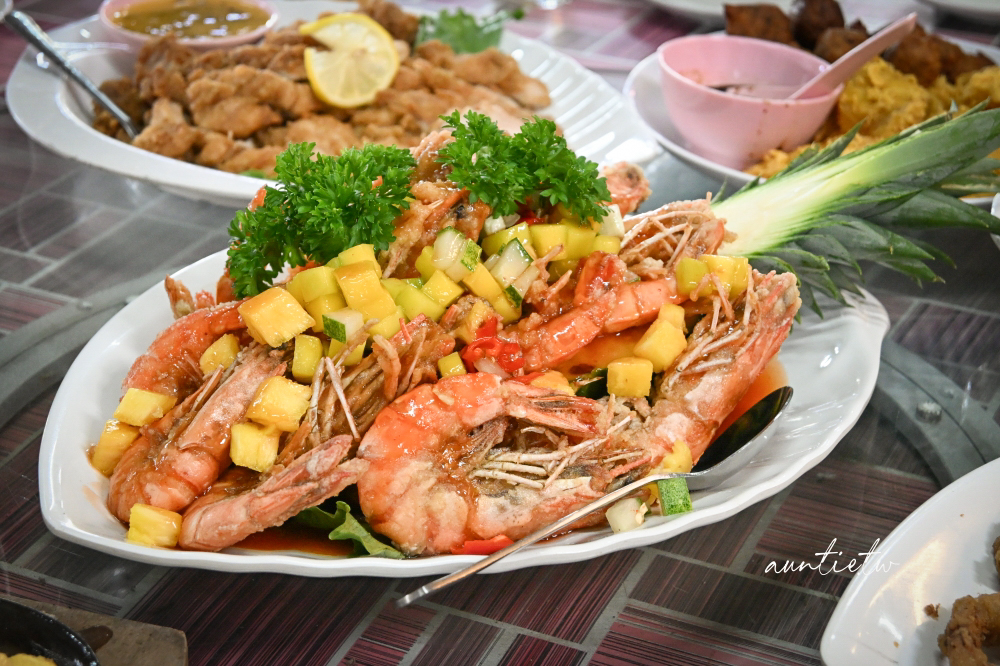 【馬來西亞旅遊】柔佛州｜迪沙魯水果園，走進熱帶果園大嗑水果 Buffet，近距離小動物互動還有刺激越野車！