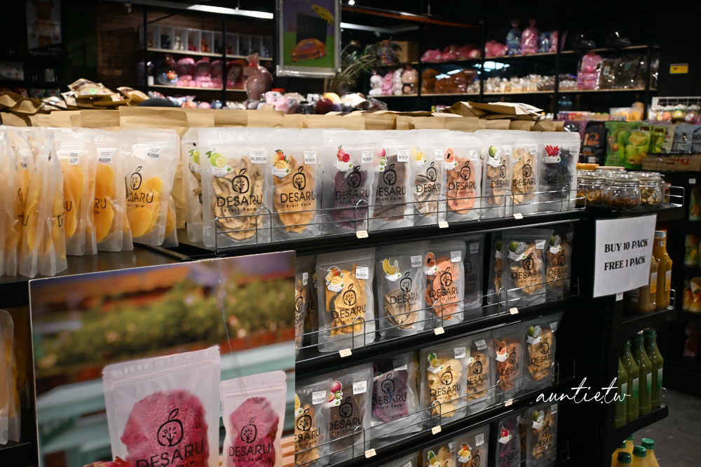 【馬來西亞旅遊】柔佛州｜迪沙魯水果園，走進熱帶果園大嗑水果 Buffet，近距離小動物互動還有刺激越野車！