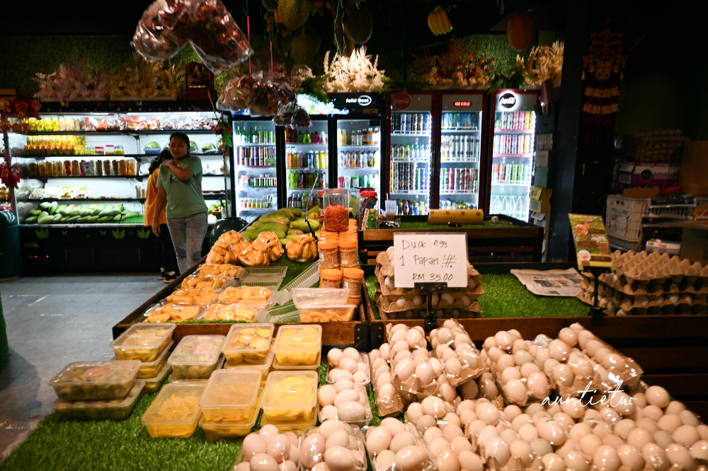 【馬來西亞旅遊】柔佛州｜迪沙魯水果園，走進熱帶果園大嗑水果 Buffet，近距離小動物互動還有刺激越野車！