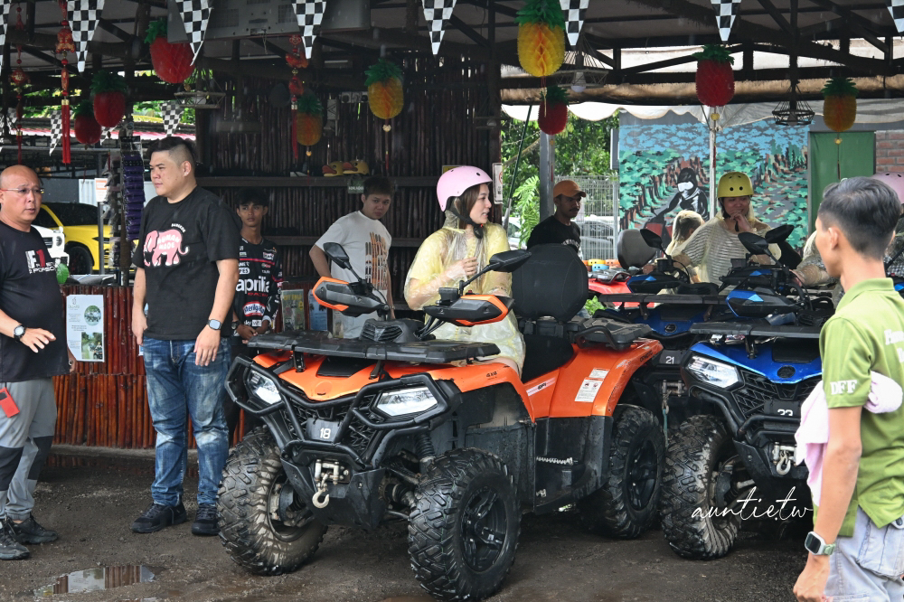 【馬來西亞旅遊】柔佛州｜迪沙魯水果園，走進熱帶果園大嗑水果 Buffet，近距離小動物互動還有刺激越野車！