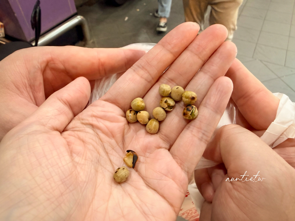 【基隆】仁愛區|基隆炭烤豌豆,傳承數十年的古早味零嘴,第一次吃就讓人印象深刻 - 第8張圖 【基隆】仁愛區|基隆炭烤豌豆,傳承數十年的古早味零嘴,第一次吃就讓人印象深刻