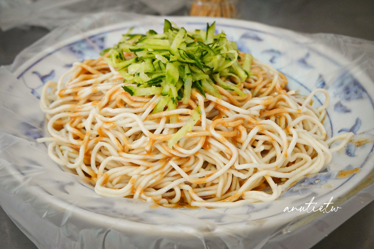 【台北南港】涼麵赤肉豬腸冬粉，橫科市場排隊美食，在地人早餐晚來吃不到