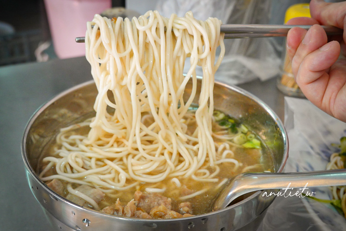 【台北南港】涼麵赤肉豬腸冬粉,橫科市場排隊美食,在地人早餐晚來吃不到 - 第14張圖 【台北南港】涼麵赤肉豬腸冬粉,橫科市場排隊美食,在地人早餐晚來吃不到