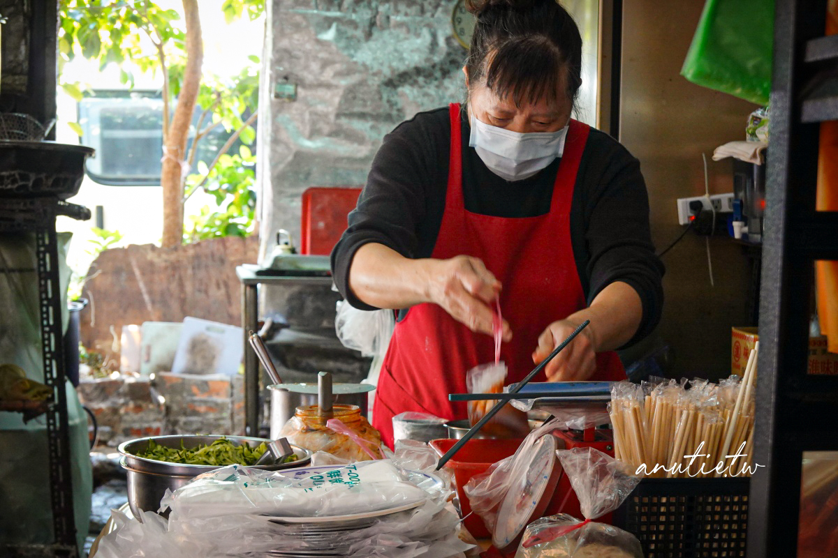 【台北南港】涼麵赤肉豬腸冬粉,橫科市場排隊美食,在地人早餐晚來吃不到 - 第6張圖 【台北南港】涼麵赤肉豬腸冬粉,橫科市場排隊美食,在地人早餐晚來吃不到