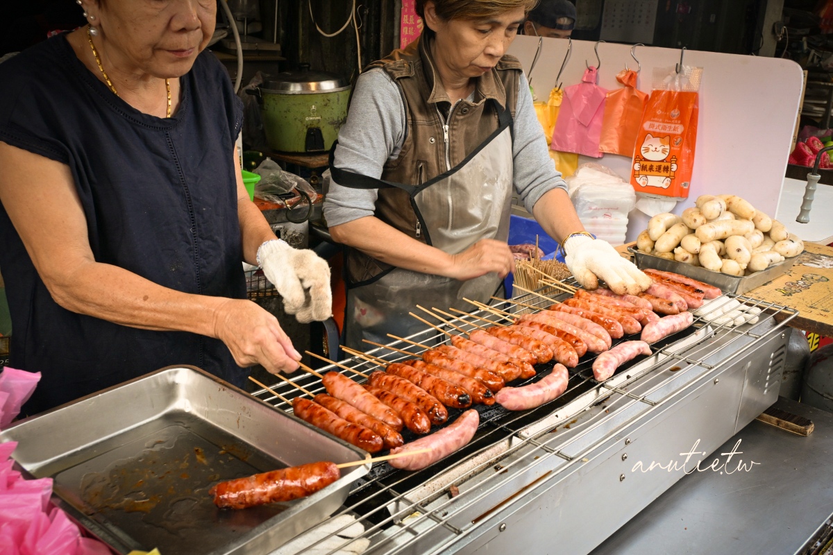 【新北中和美食】烏來噴水香腸｜和平街黃昏市場旁現烤香腸，真材實料看得到