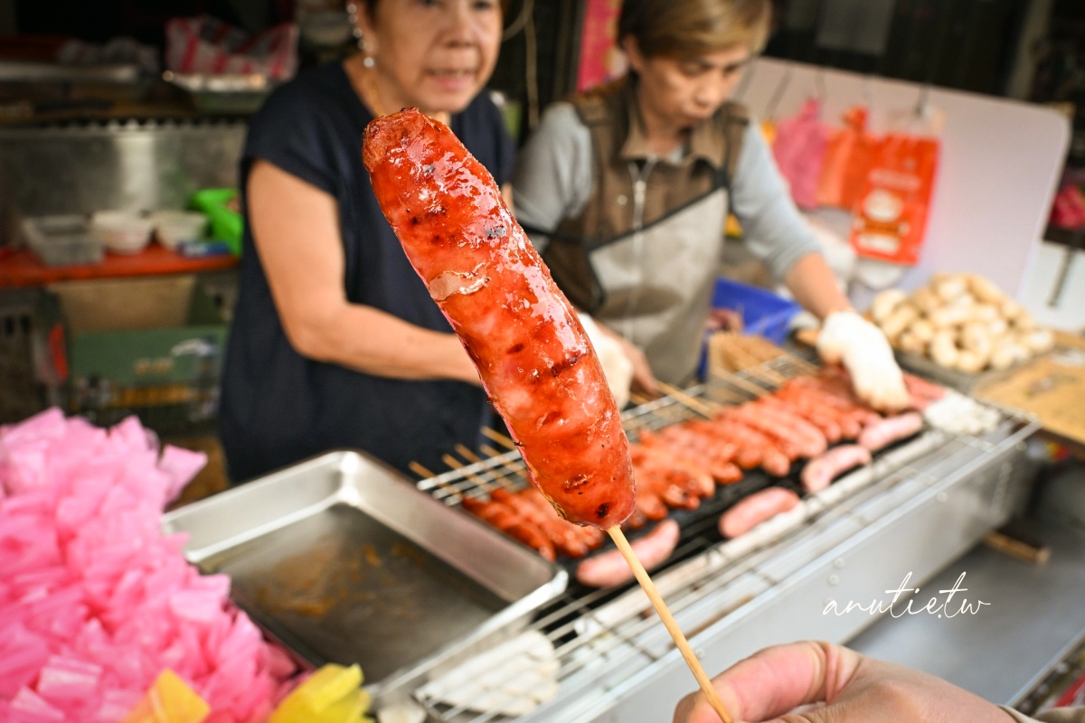 【新北中和美食】烏來噴水香腸｜和平街黃昏市場旁現烤香腸，真材實料看得到