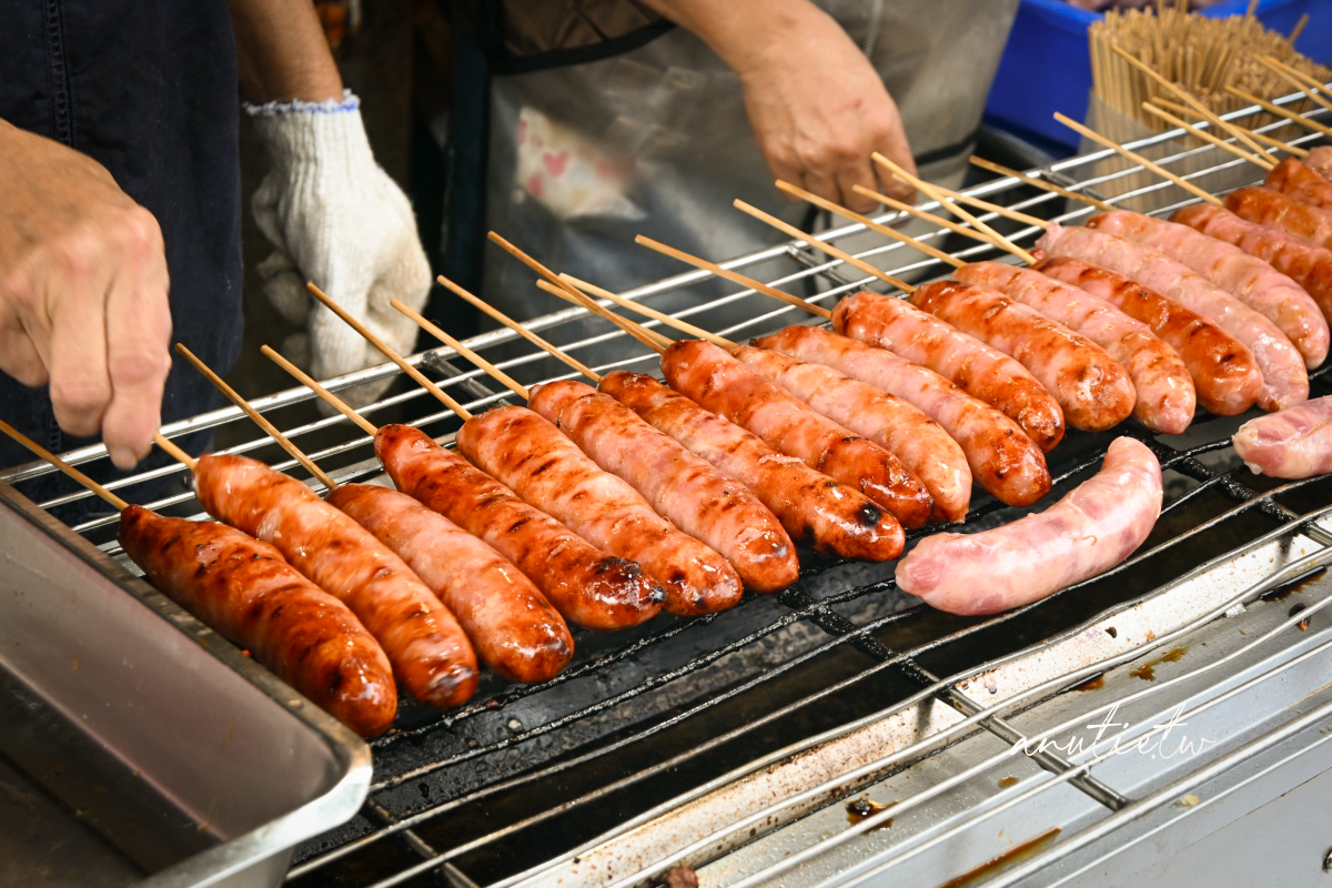 【新北中和美食】烏來噴水香腸｜和平街黃昏市場旁現烤香腸，真材實料看得到