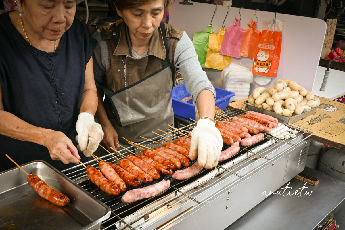 【新北中和美食】烏來噴水香腸｜和平街黃昏市場旁現烤香腸，真材實料看得到