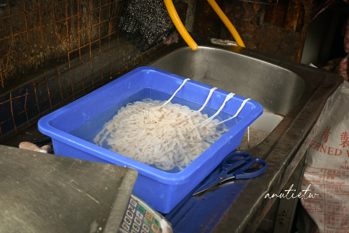 【新北中和美食】烏來噴水香腸｜和平街黃昏市場旁現烤香腸，真材實料看得到