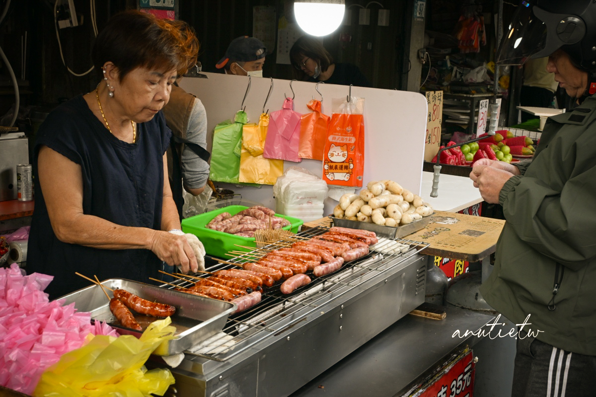 【新北中和美食】烏來噴水香腸｜和平街黃昏市場旁現烤香腸，真材實料看得到