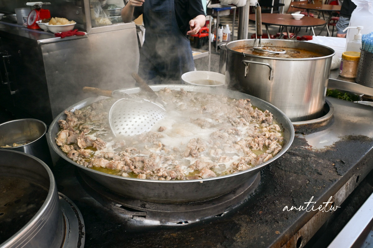 【台中】忠孝夜市美食｜姐妹羊牛肉，開業多年的老店，久違再訪大鍋煮牛雜湯也很對味