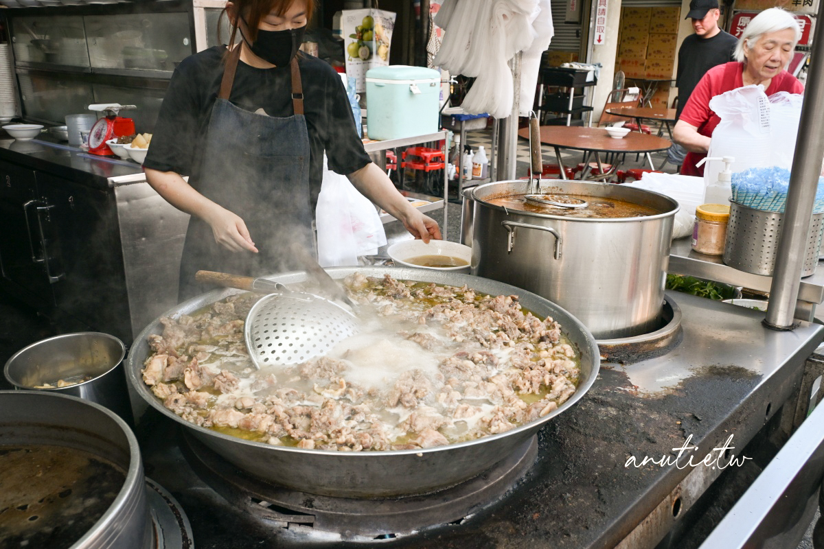 【台中】忠孝夜市美食｜姐妹羊牛肉，開業多年的老店，久違再訪大鍋煮牛雜湯也很對味