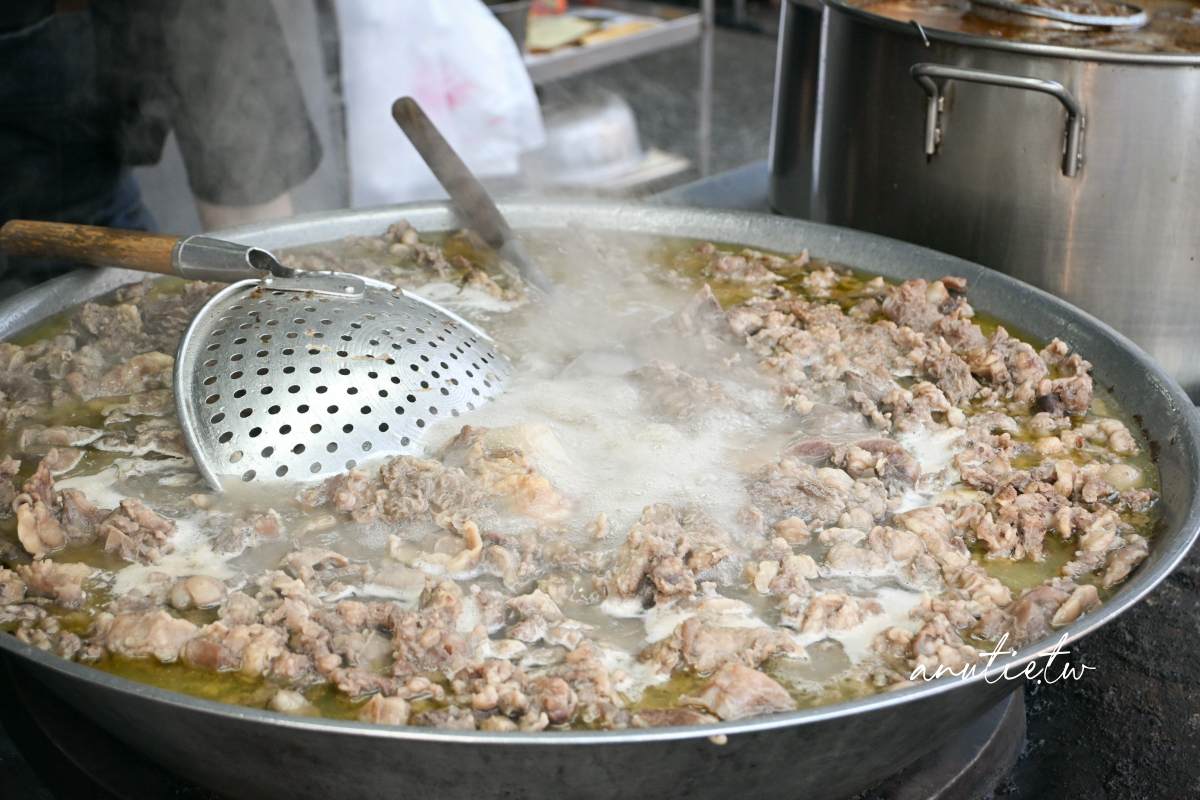 【台中】忠孝夜市美食｜姐妹羊牛肉，開業多年的老店，久違再訪大鍋煮牛雜湯也很對味