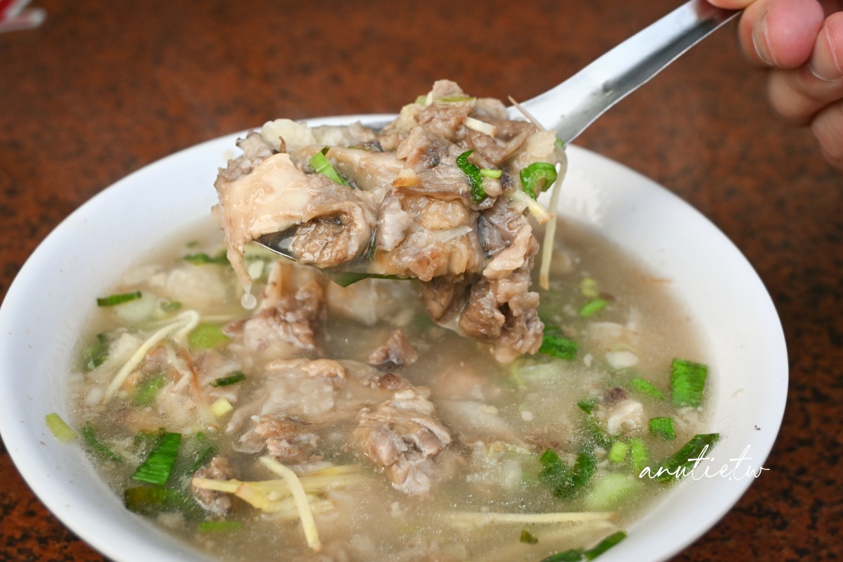 【台中】忠孝夜市美食｜姐妹羊牛肉，開業多年的老店，久違再訪大鍋煮牛雜湯也很對味