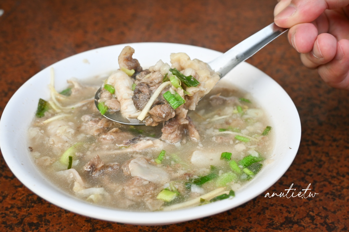 【台中】忠孝夜市美食｜姐妹羊牛肉，開業多年的老店，久違再訪大鍋煮牛雜湯也很對味