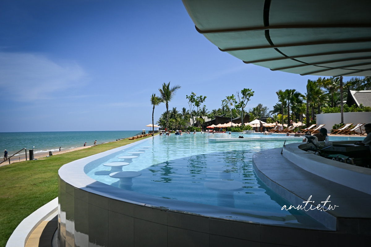 【泰國】攀牙府拷叻住宿｜La Solaya Khao Lak，Bang Niang Beach旁海景度假飯店，泳池酒吧、Villa房型與餐飲分享