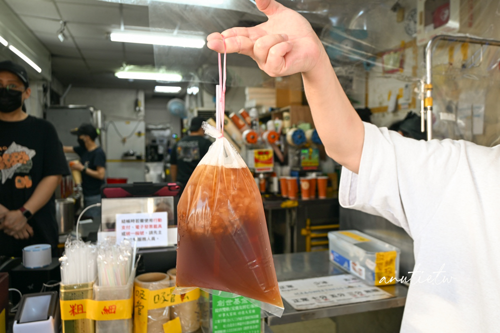 【台北】北投｜北投高記茶莊總店，北投必喝紅茶，塑膠袋提著喝超有fu的古早味茶飲