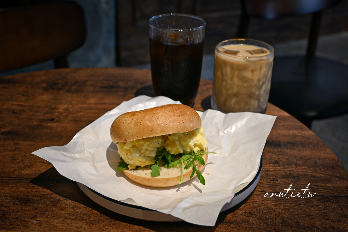 【圓山站美食】Chew The Day 嚼日子，新開幕老宅貝果店，甜鹹口味都有，來份貝果配咖啡剛剛好