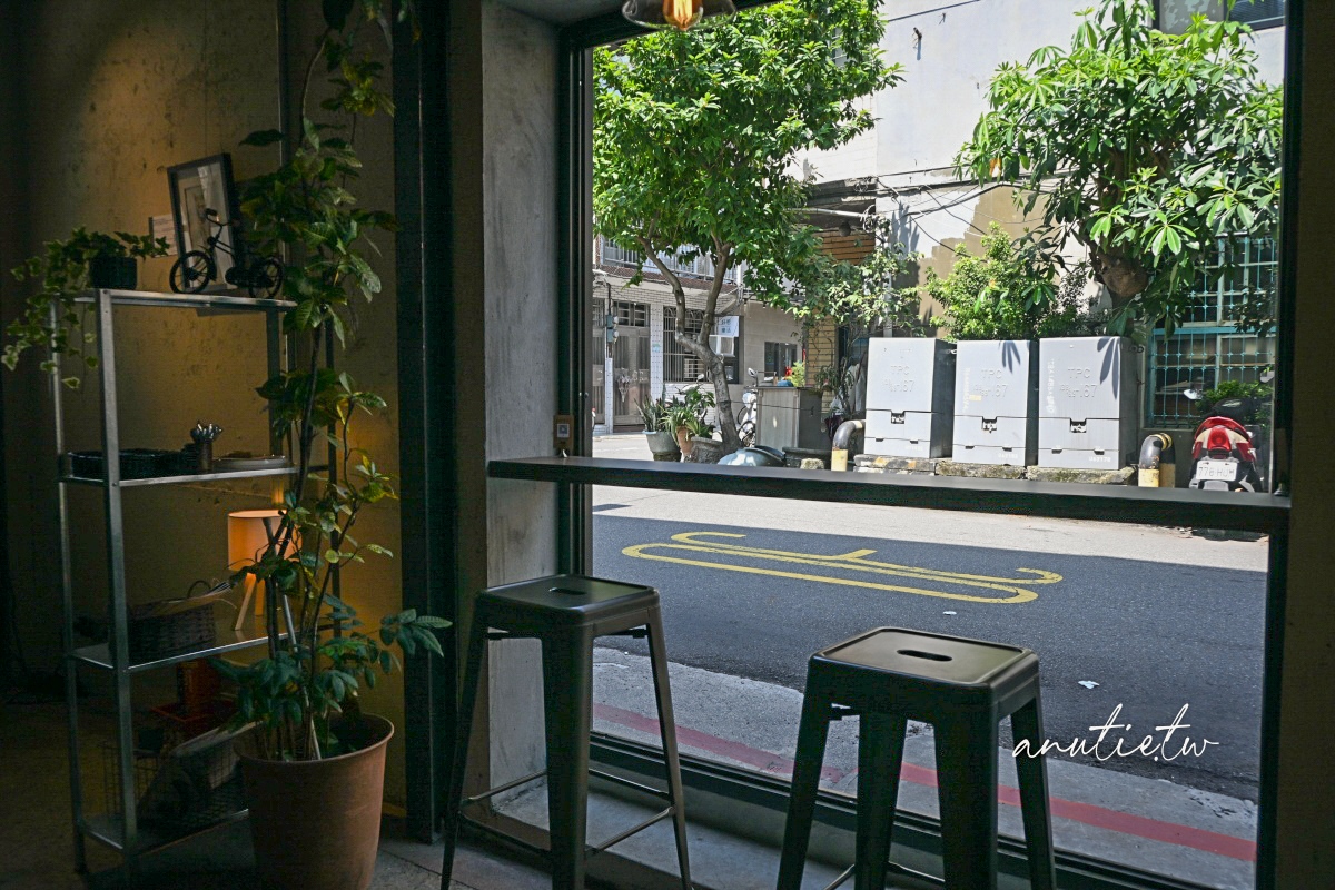 【圓山站美食】Chew The Day 嚼日子，新開幕老宅貝果店，甜鹹口味都有，來份貝果配咖啡剛剛好