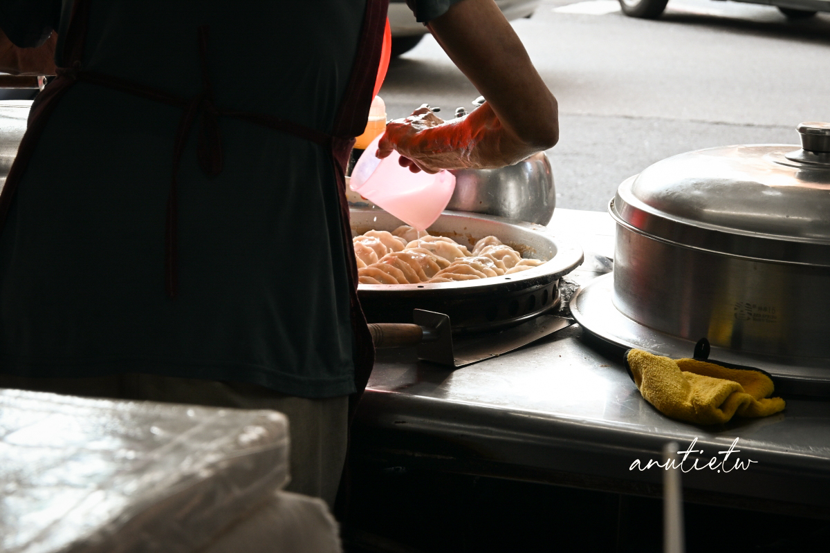 【新北】深坑｜深坑黑豬肉鍋貼水餃，深坑不只臭豆腐，老街反方向的大顆黑豬肉水餃煎餃也很猛！