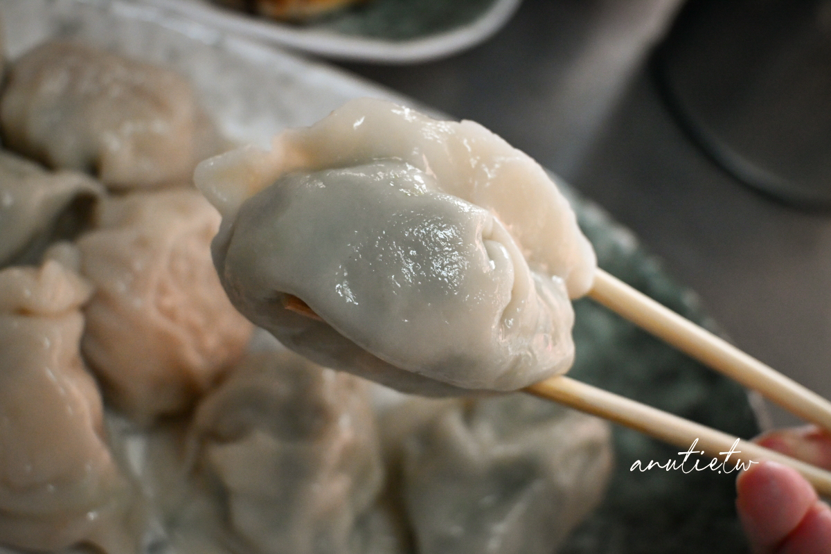 【新北】深坑｜深坑黑豬肉鍋貼水餃，深坑不只臭豆腐，老街反方向的大顆黑豬肉水餃煎餃也很猛！