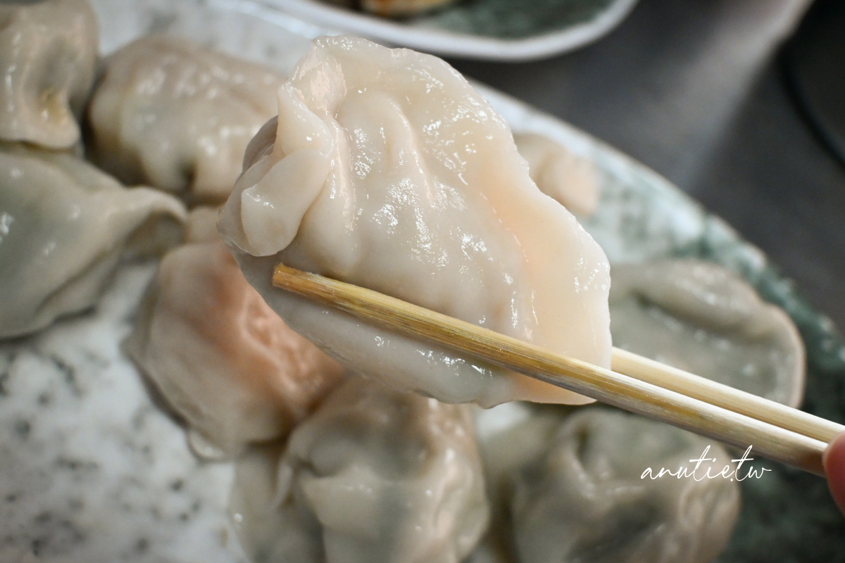 【新北】深坑｜深坑黑豬肉鍋貼水餃，深坑不只臭豆腐，老街反方向的大顆黑豬肉水餃煎餃也很猛！