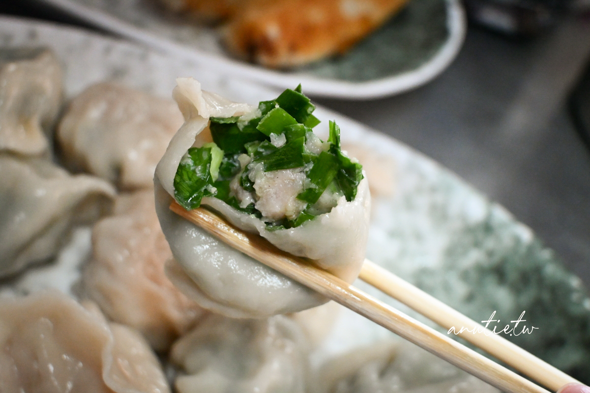 【新北】深坑｜深坑黑豬肉鍋貼水餃，深坑不只臭豆腐，老街反方向的大顆黑豬肉水餃煎餃也很猛！