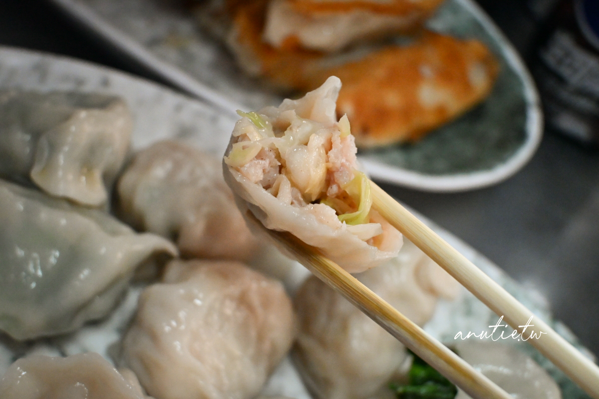【新北】深坑｜深坑黑豬肉鍋貼水餃，深坑不只臭豆腐，老街反方向的大顆黑豬肉水餃煎餃也很猛！
