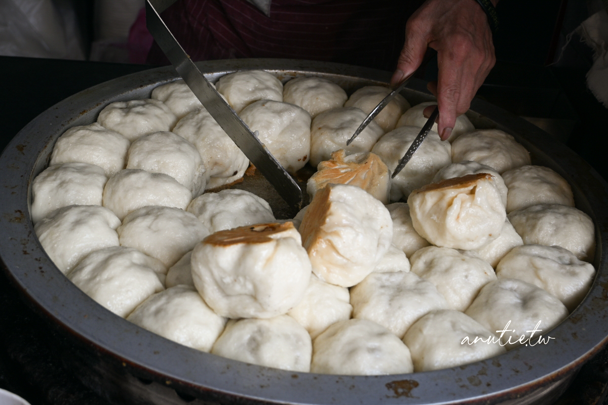 【新北】深坑｜深坑黑豬肉鍋貼水餃，深坑不只臭豆腐，老街反方向的大顆黑豬肉水餃煎餃也很猛！