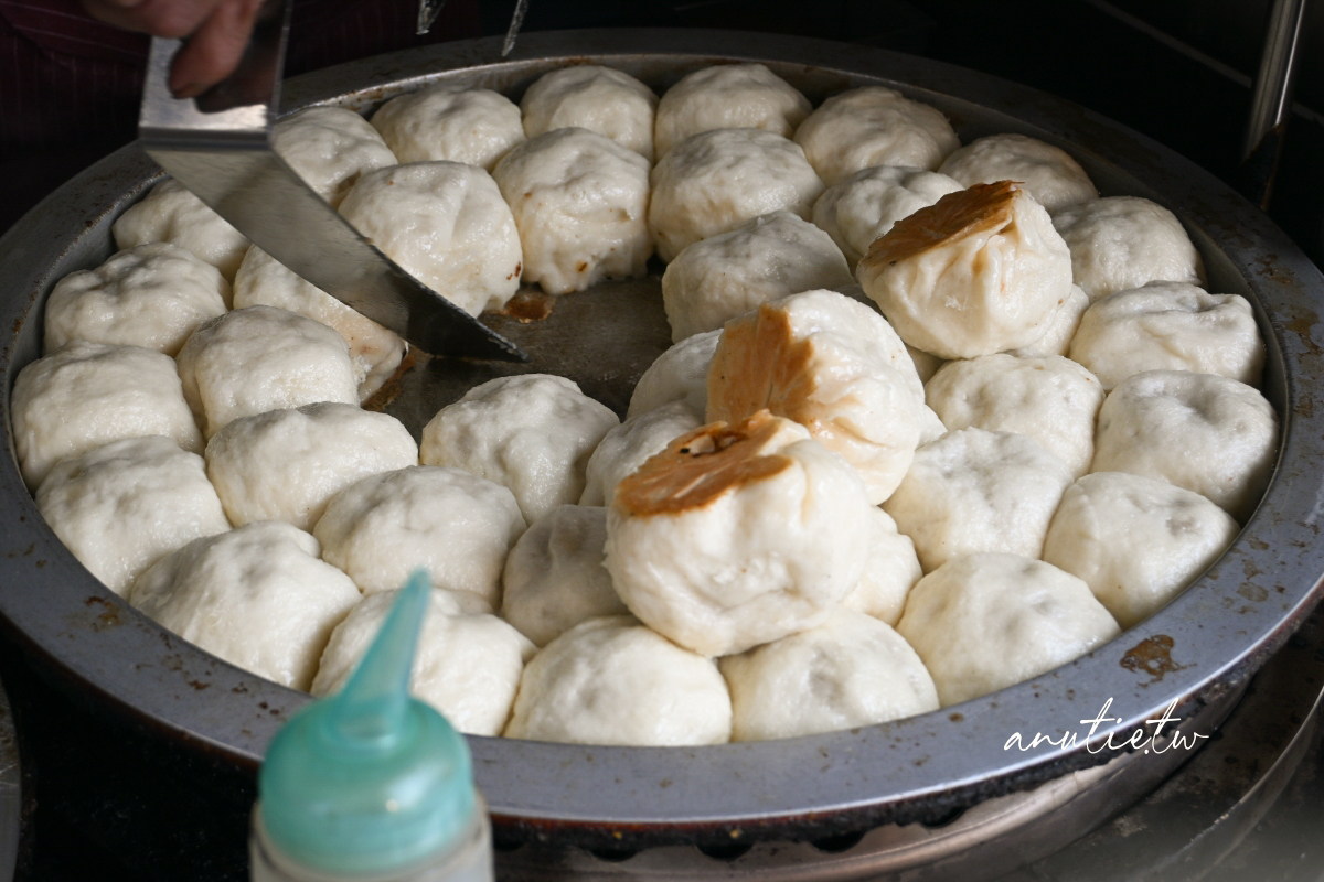 【新北】深坑｜深坑黑豬肉鍋貼水餃，深坑不只臭豆腐，老街反方向的大顆黑豬肉水餃煎餃也很猛！