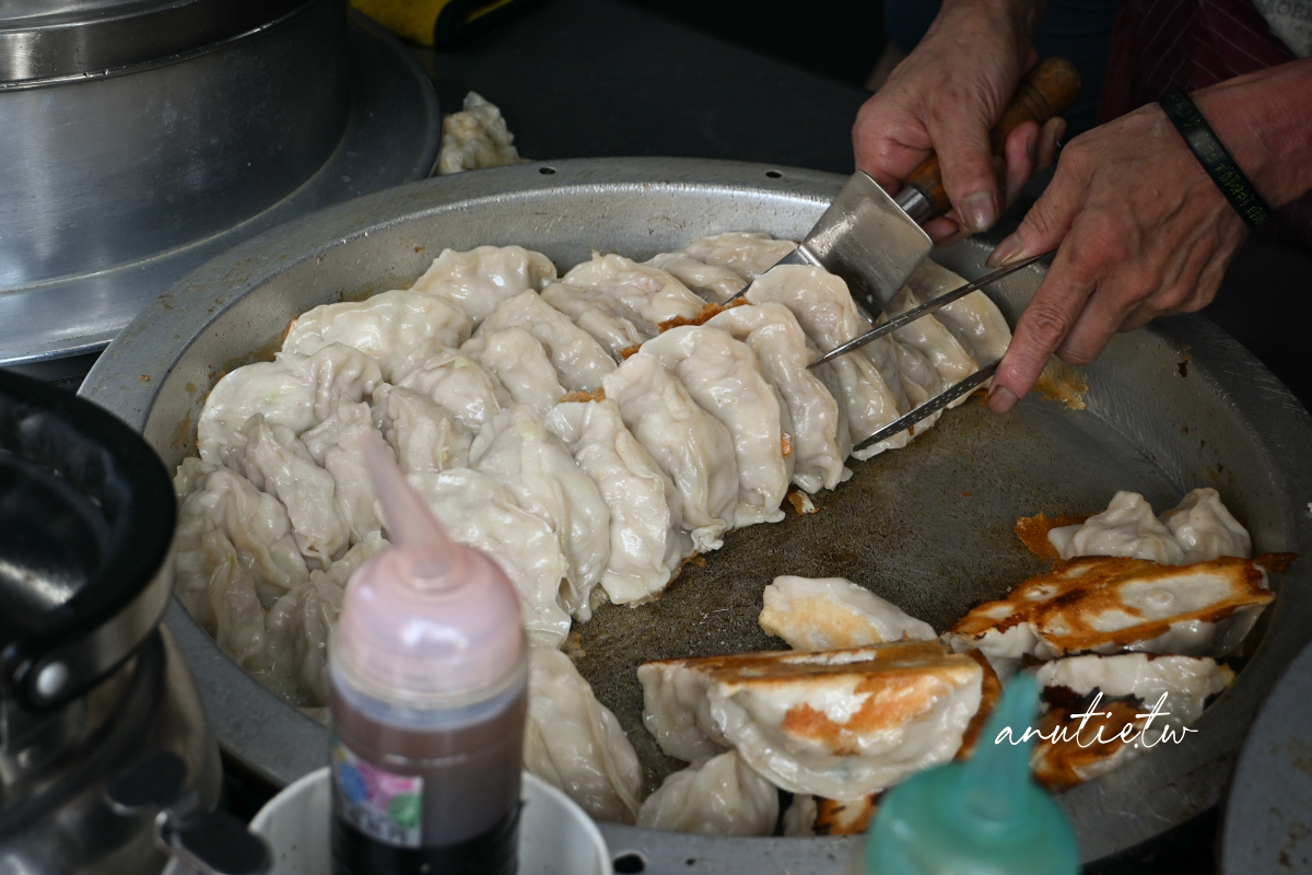 【新北】深坑｜深坑黑豬肉鍋貼水餃，深坑不只臭豆腐，老街反方向的大顆黑豬肉水餃煎餃也很猛！